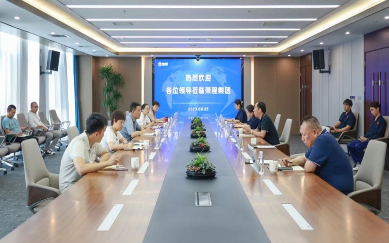 津南區(qū)副區(qū)長薛彤一行到訪榮程集團就企業(yè)生產(chǎn)運行、科技攻關(guān)等調(diào)研服務(wù)