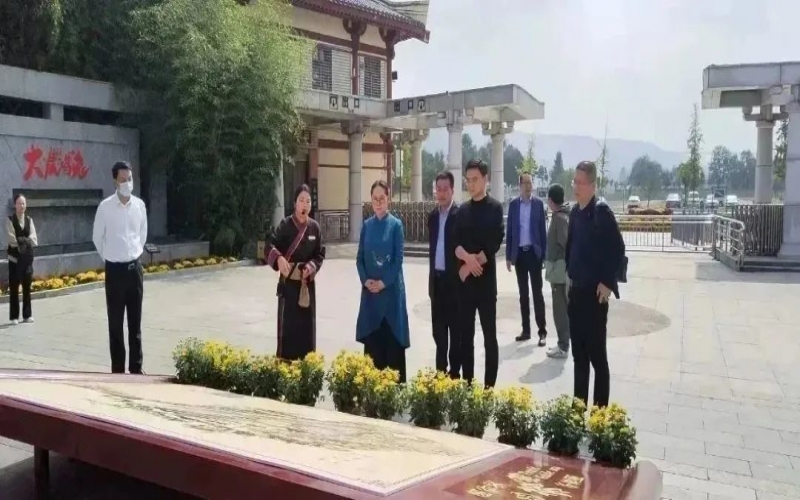 全國(guó)人大代表、中國(guó)民間商會(huì)副會(huì)長(zhǎng)、全聯(lián)女企業(yè)家商會(huì)會(huì)長(zhǎng)、天津榮程祥泰集團(tuán)董事會(huì)主席張榮華到靈寶市考察傳統(tǒng)文化保護(hù)傳承