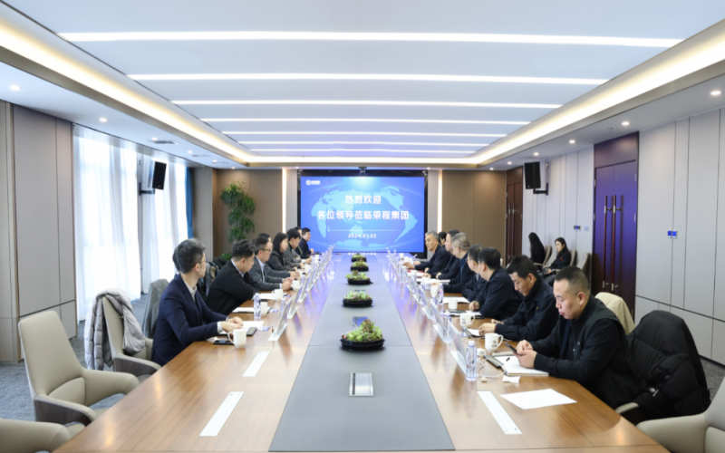 信德集團(tuán)業(yè)務(wù)發(fā)展部總監(jiān)袁偉強(qiáng)、榮華控股企業(yè)集團(tuán)執(zhí)行總裁郝曉嬋一行到榮程集團(tuán)參觀座談