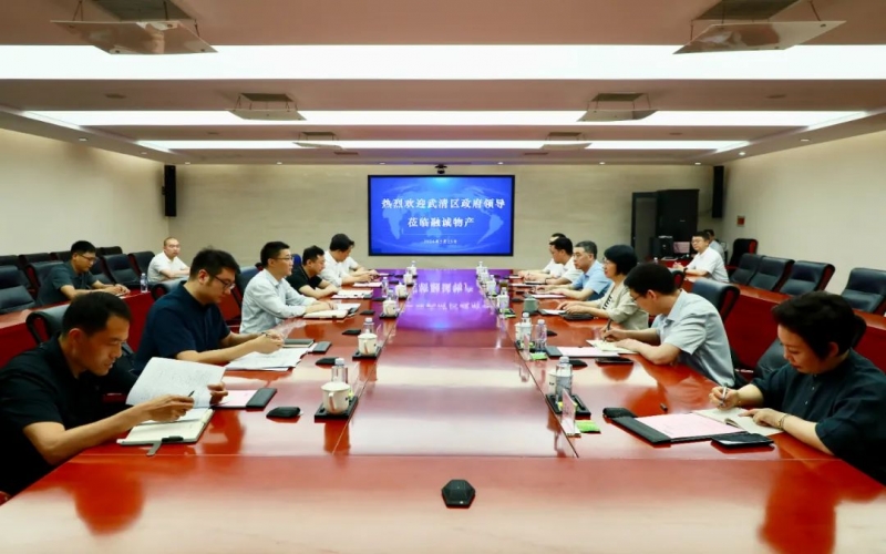 榮程集團(tuán)黨委書記、融誠物產(chǎn)總經(jīng)理張穎與武清區(qū)領(lǐng)導(dǎo)開展座談交流