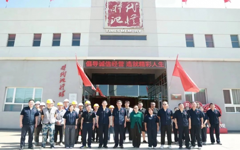 高溫慰問到一線 炎炎夏日送清涼！集團(tuán)領(lǐng)導(dǎo)到時(shí)代記憶館慰問升級(jí)改造現(xiàn)場(chǎng)一線員工