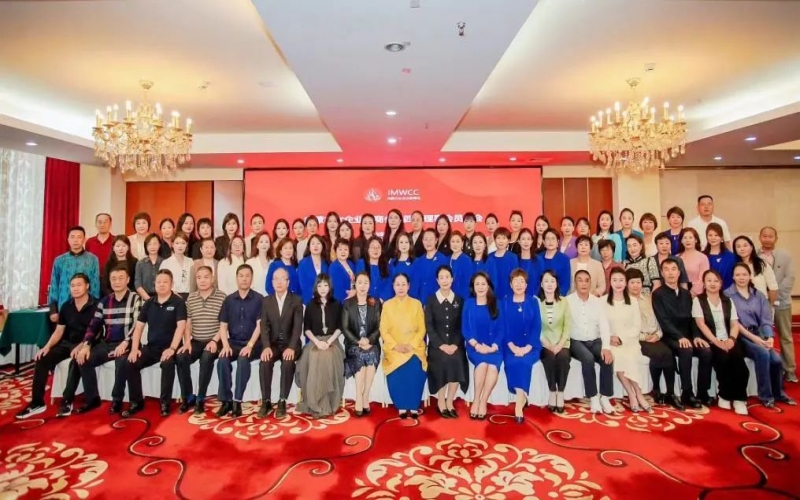 全聯(lián)女企業(yè)家商會(huì)會(huì)長(zhǎng)、榮程集團(tuán)董事會(huì)主席張榮華出席內(nèi)蒙古女企業(yè)家商會(huì)第四屆理事會(huì)員大會(huì)