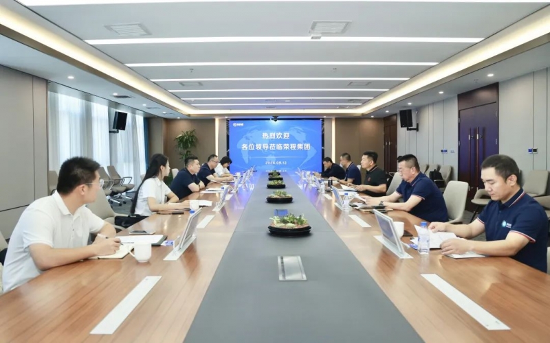 霍爾果斯經(jīng)濟(jì)開發(fā)區(qū)黨工委委員、伊寧園區(qū)黨工委副書記、管委會(huì)主任潘熹一行到榮程集團(tuán)座談交流