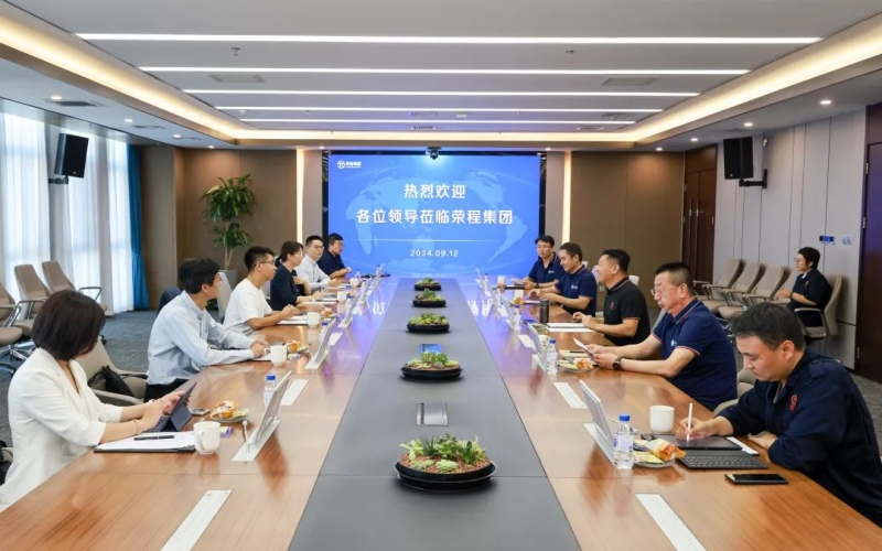 一汽解放新能源事業(yè)部黨委書記、總經(jīng)理裴國權(quán)一行到榮程集團(tuán)座談交流