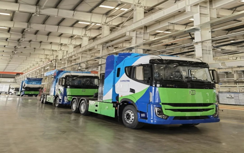 國內(nèi)首批！榮程新能100輛200KW氫能重卡下線