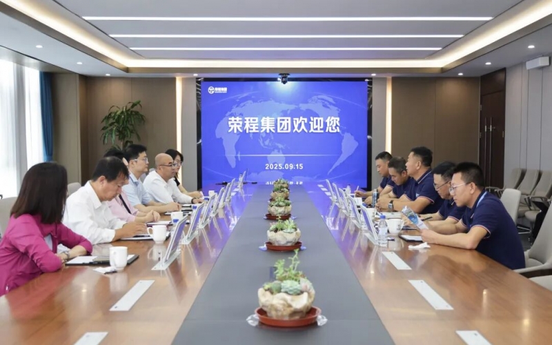 新疆生產(chǎn)建設(shè)兵團(tuán)第十四師昆玉市黨委常委、副師長(zhǎng)王鑫到訪榮程集團(tuán)